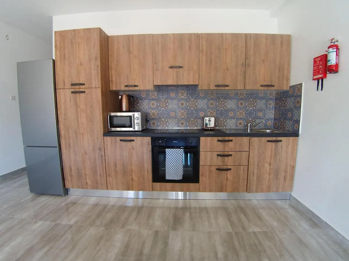 F7 Room 2, Private Bedroom Two Single Beds Shared Bathroom In Shared Flat Msida Malta