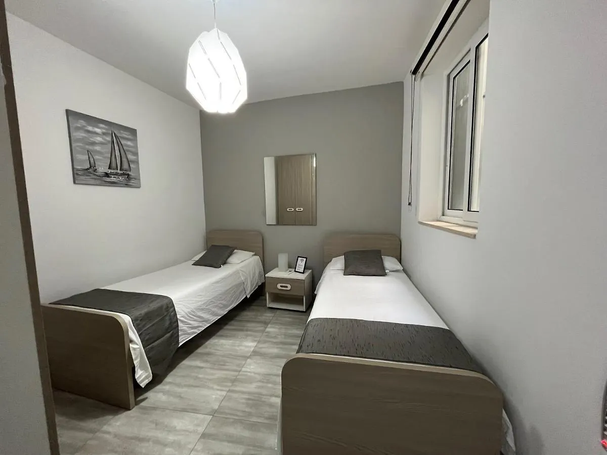 F7 Room 2, Private Bedroom Two Single Beds Shared Bathroom In Shared Flat Msida