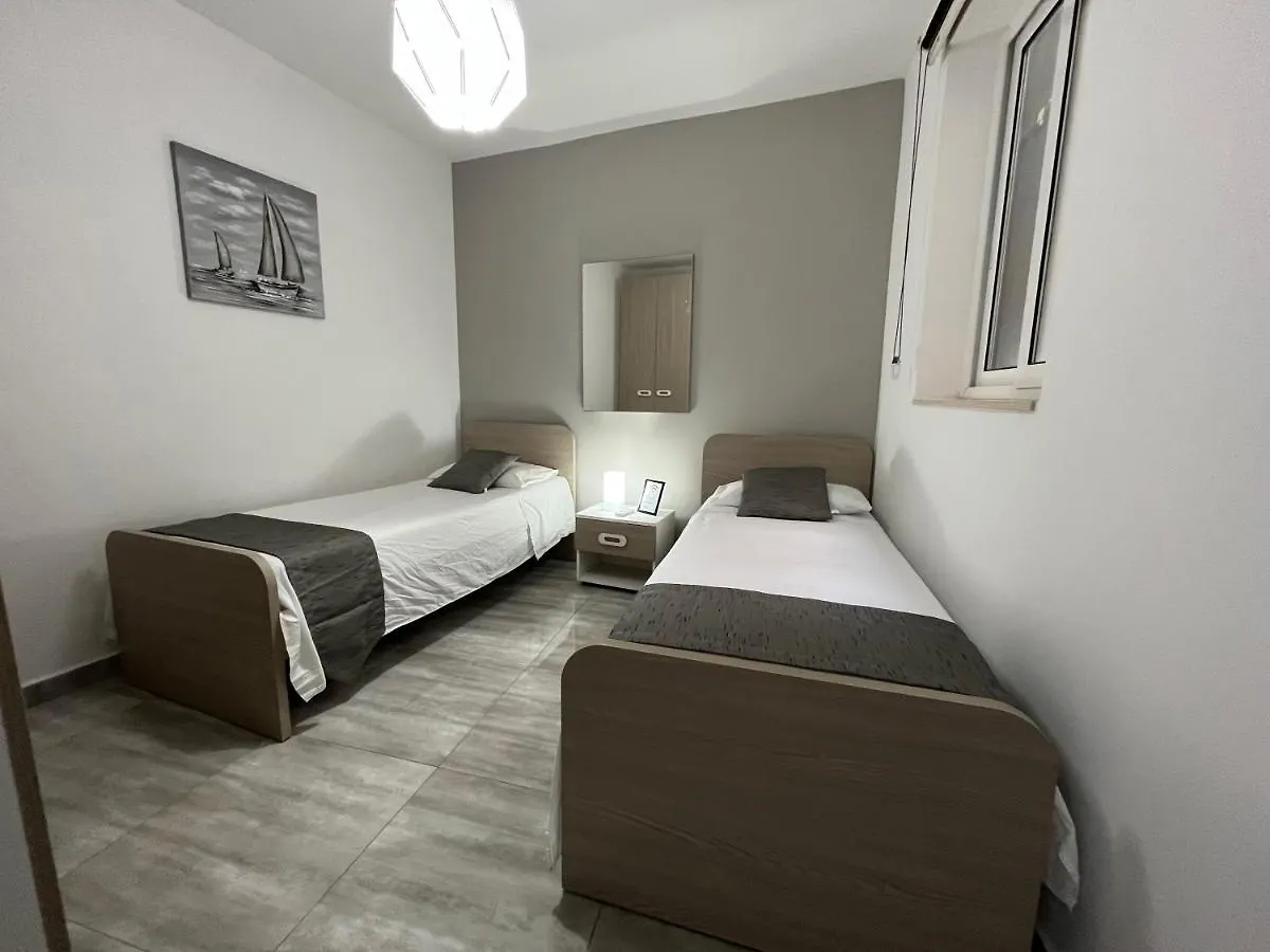 F7 Room 2, Private Bedroom Two Single Beds Shared Bathroom In Shared Flat Msida Homestay